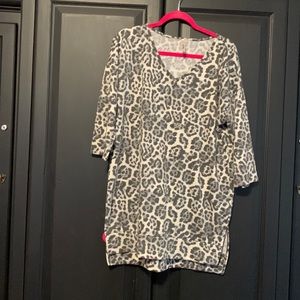 Light Grey tunic V Neck Leopard print Size L